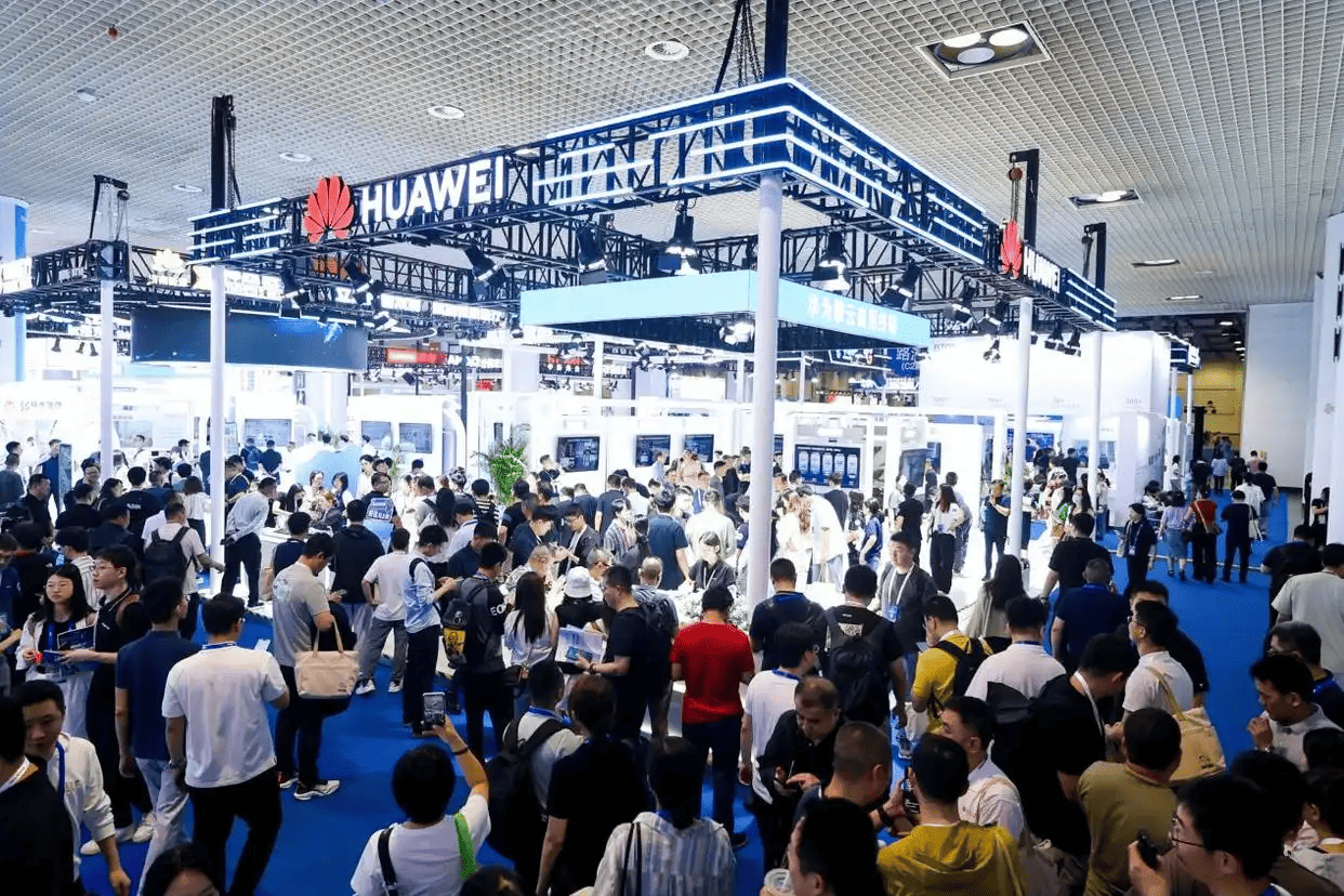 Array华为擎云亮相中国医院信息网络大会，科技驱动‏个性化健康发展