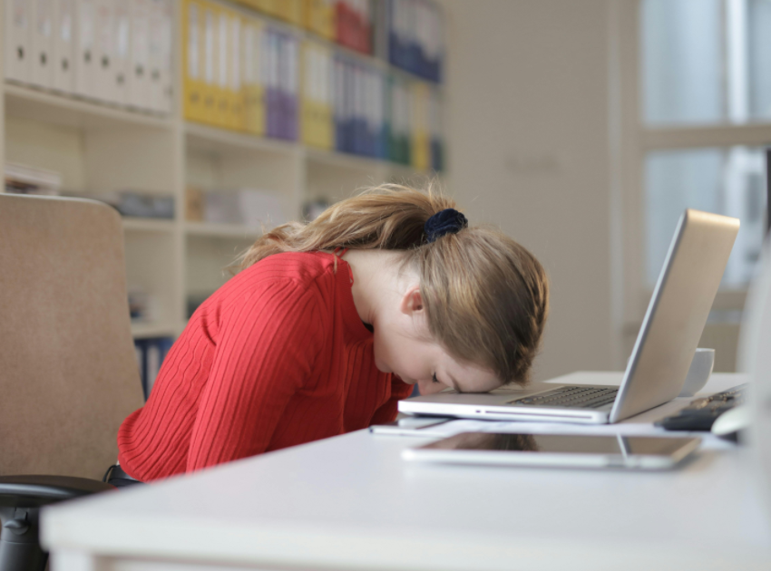 Array平时熬夜，周末补觉寿命延长超12%？最新研究：熬夜欠的“睡眠债”，周末能还！不仅心血管疾病风险降70%，抑郁风险还降41%