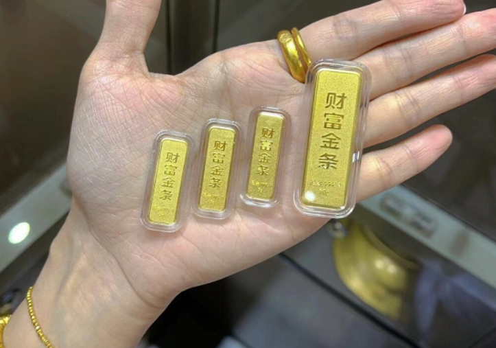 Array与其给我真心，不如999足金：年轻人的安全感，早被黄金和理财焊死了