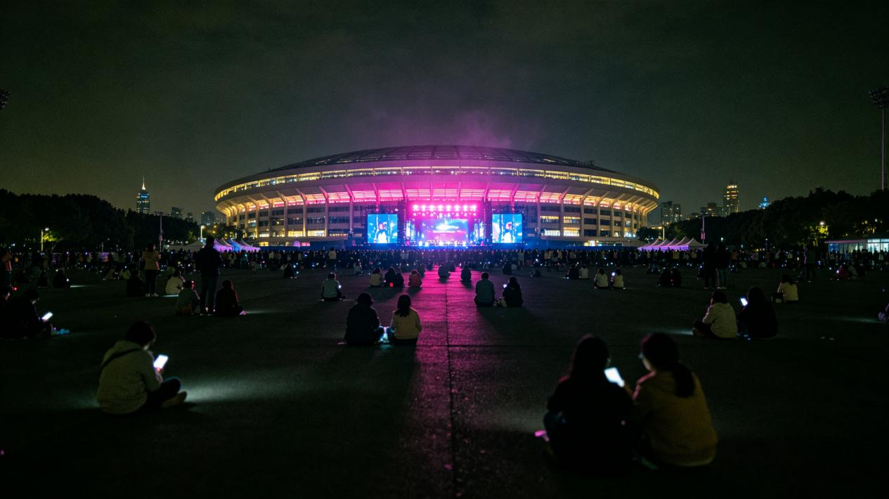Array上海这一夜，2000个家长在等七个男孩